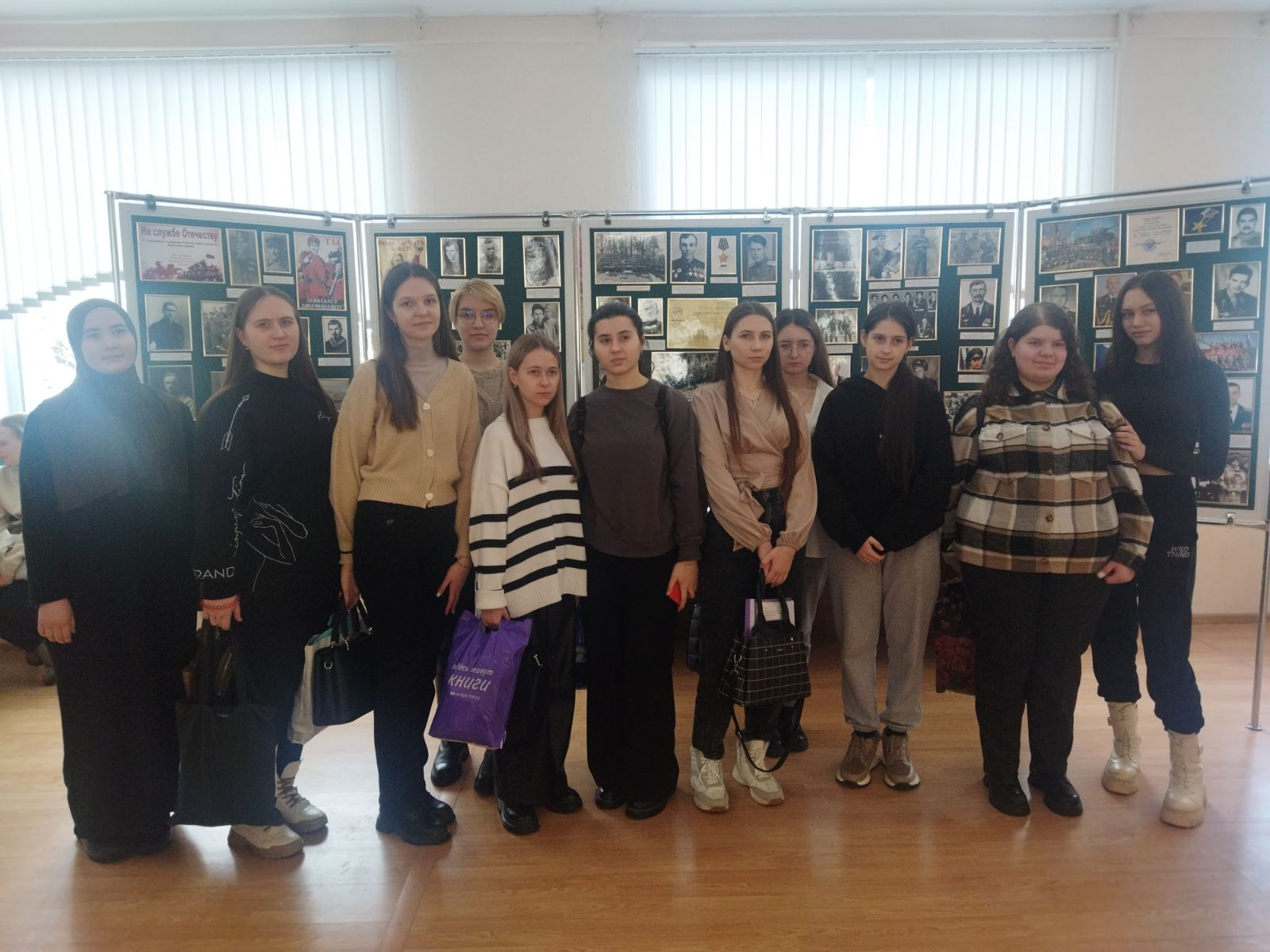 Студенты группы 23ФПМ1 посетили выставку, посвященную Защитникам Отечества